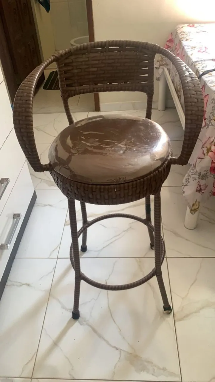 Banqueta com design moderno e assento confortável