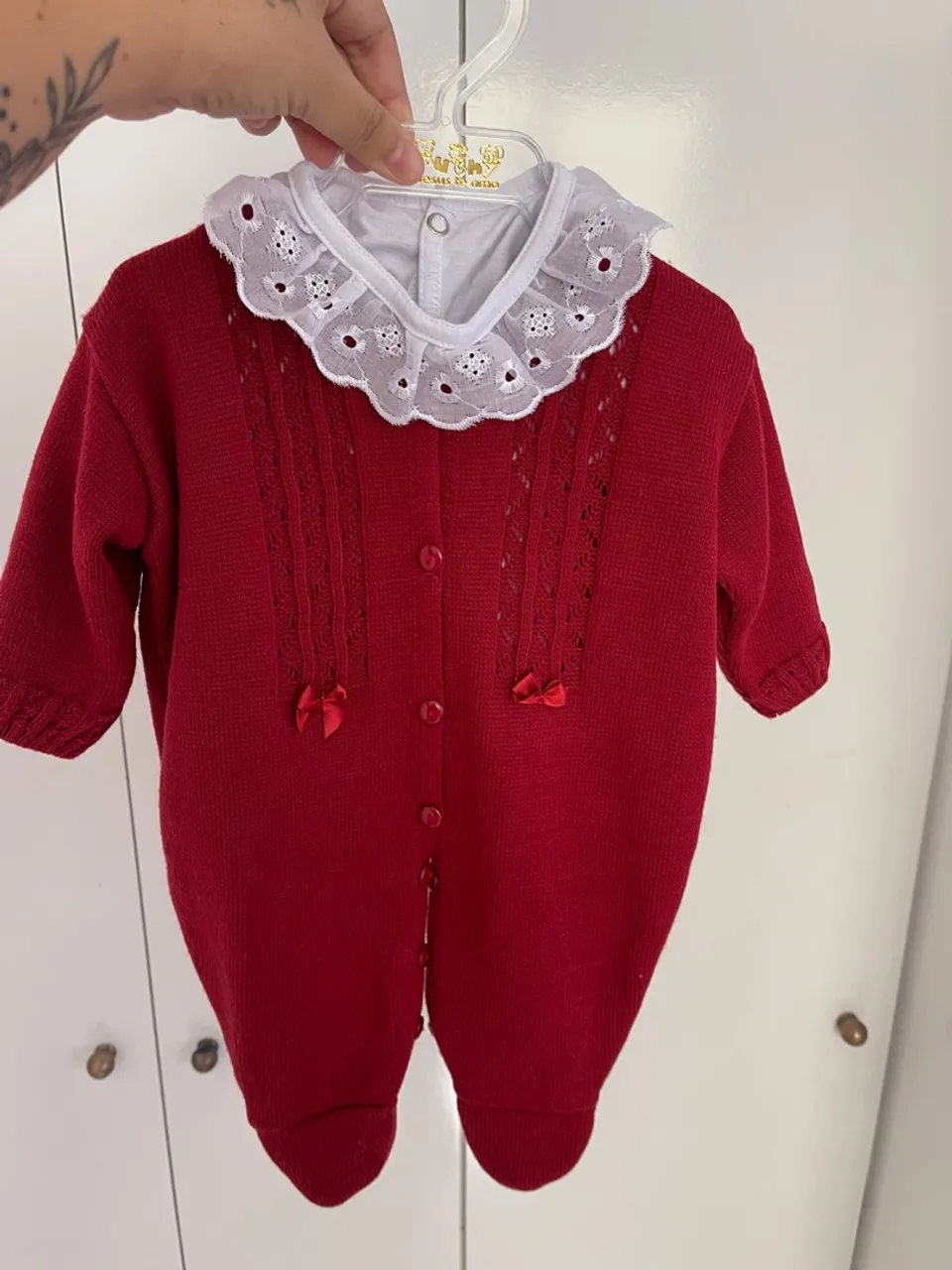 Macacão de Tricô Vermelho com Gola Bordada