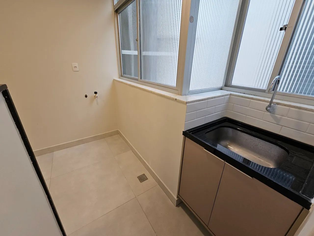 Lindo 2 quartos, 2 banheiros, elevador, varanda, sol da manhã, completamente reformado - Foto 10