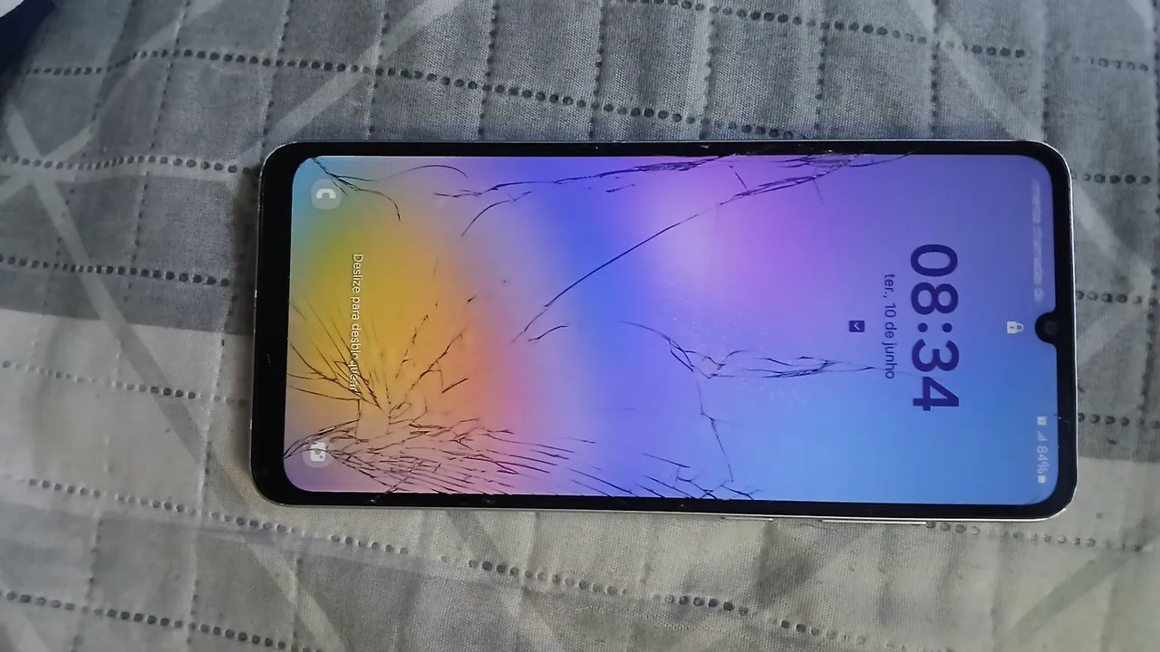 Smartphone semi novo funcionando perfeitamente apenas com o vidro da tela trincado