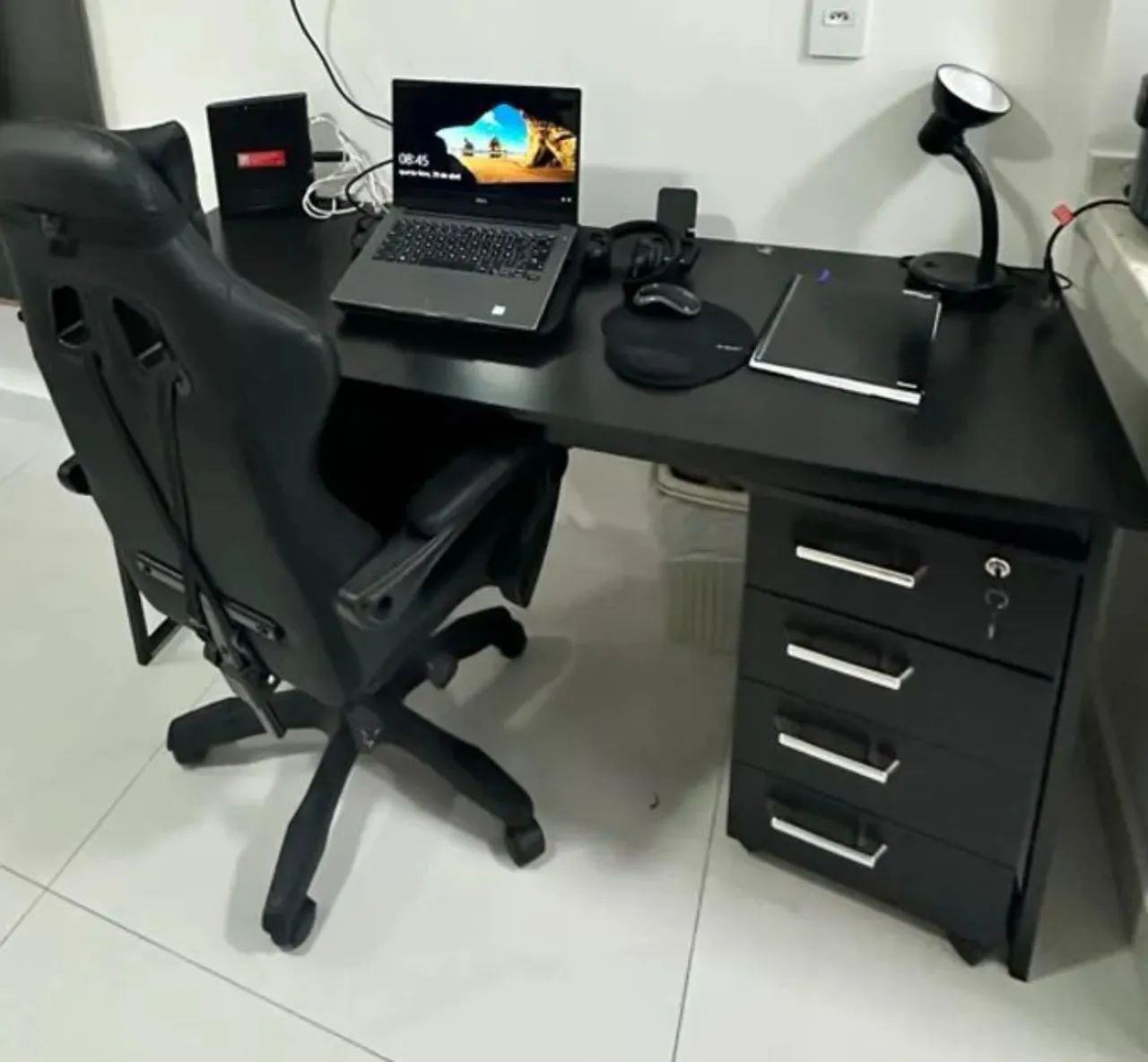 Mesa e gaveteiro 