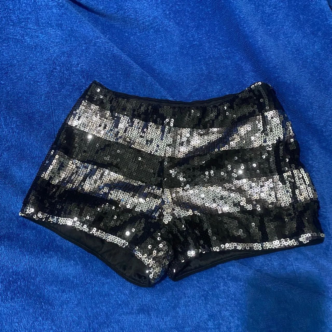 Shortinho Paetê Forever 21