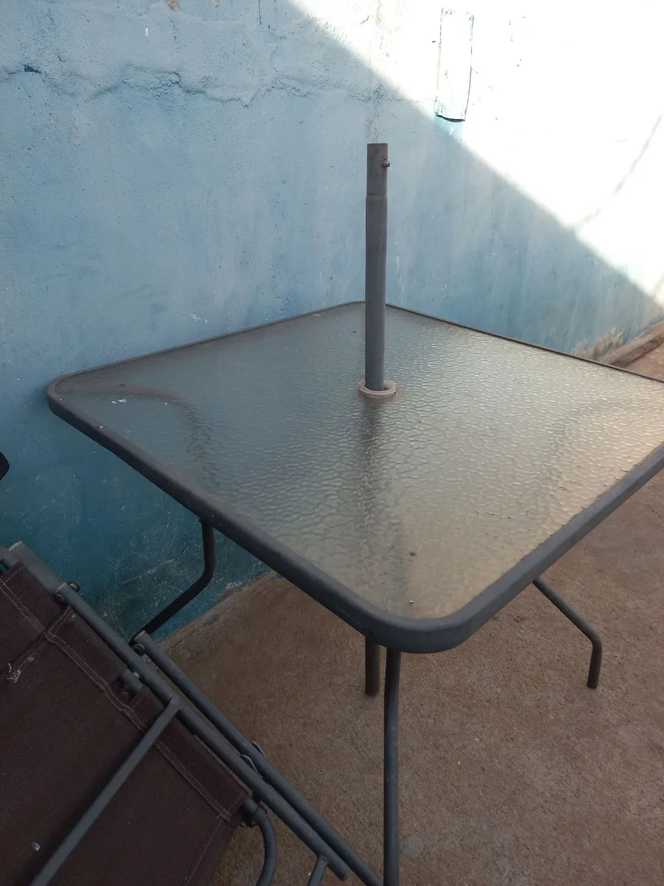 Mesa de Jardim com Furo para Ombrelone e ombrelone para abrir