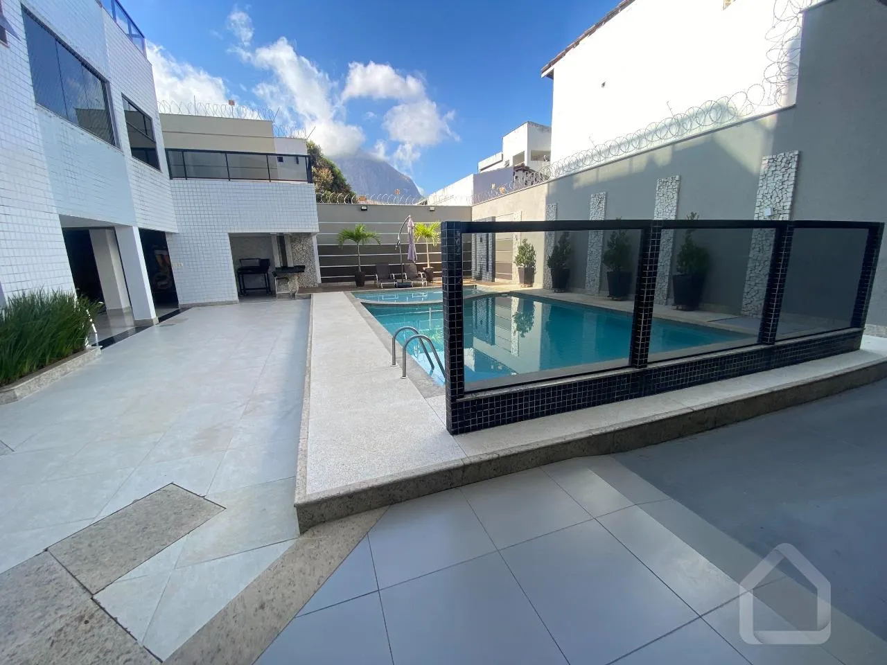 Apartamento para venda tem 156 m2, 03 suítes, elevador na ilha