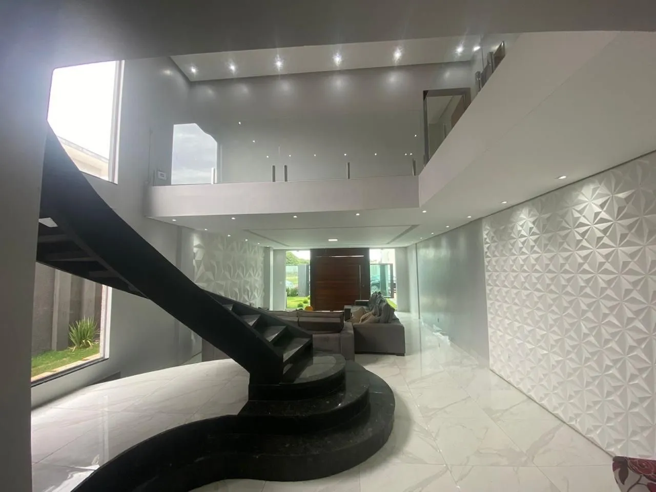 Alugo linda casa sobrado 4 qts em condomínio fechado Royalle!!!