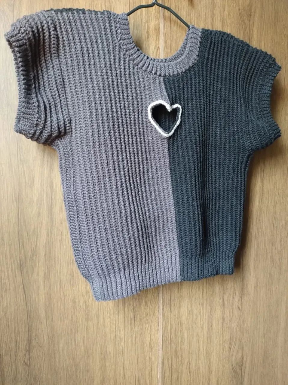 Blusa de crochê cinza e preta com detalhe de coração - Foto 2