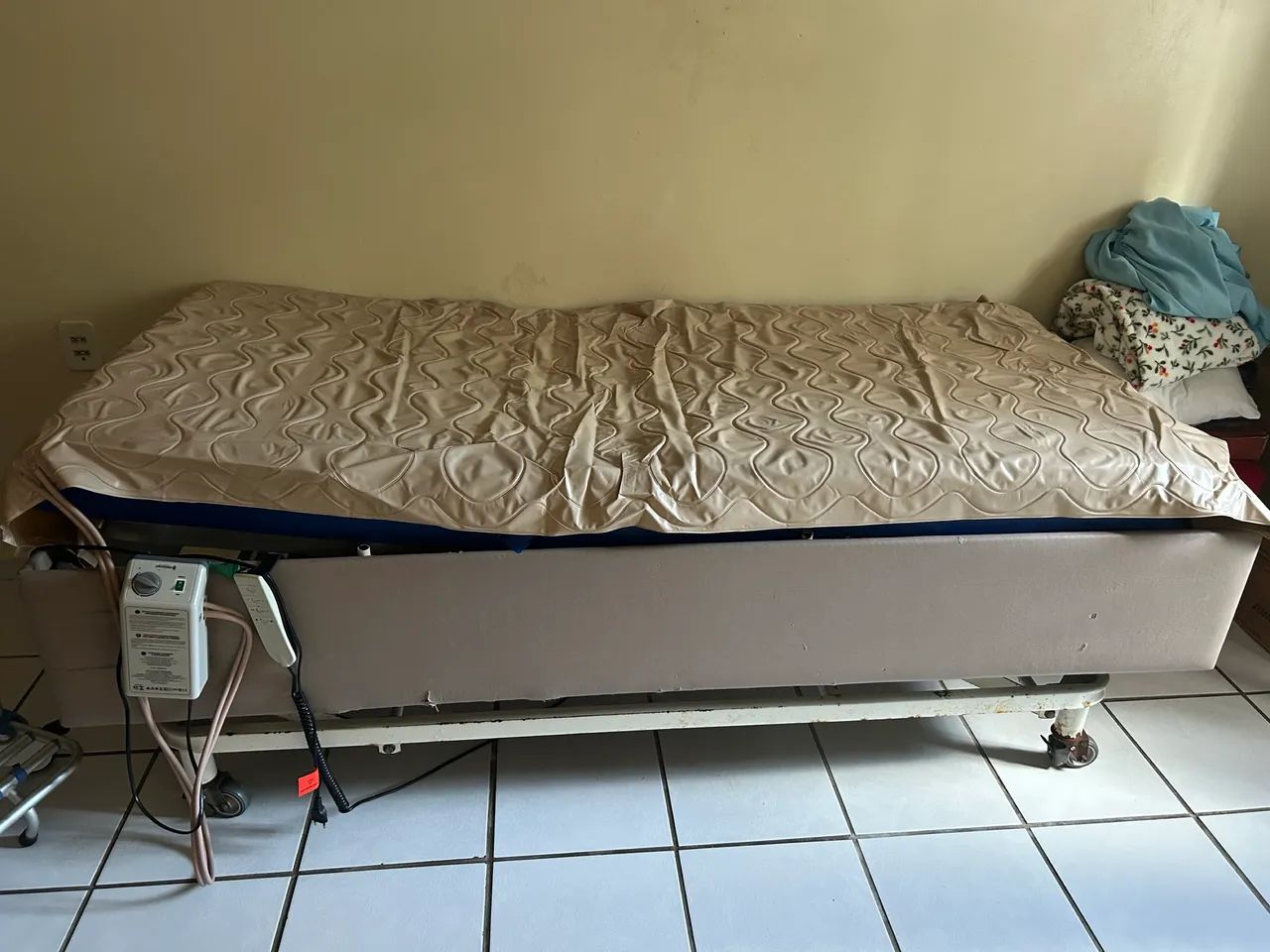 Cama Hospitalar Automática com Colchões - Foto 3