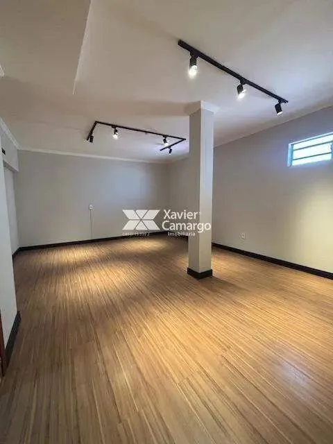 Sala em conjunto comercial para locação no Centro da Cidade.