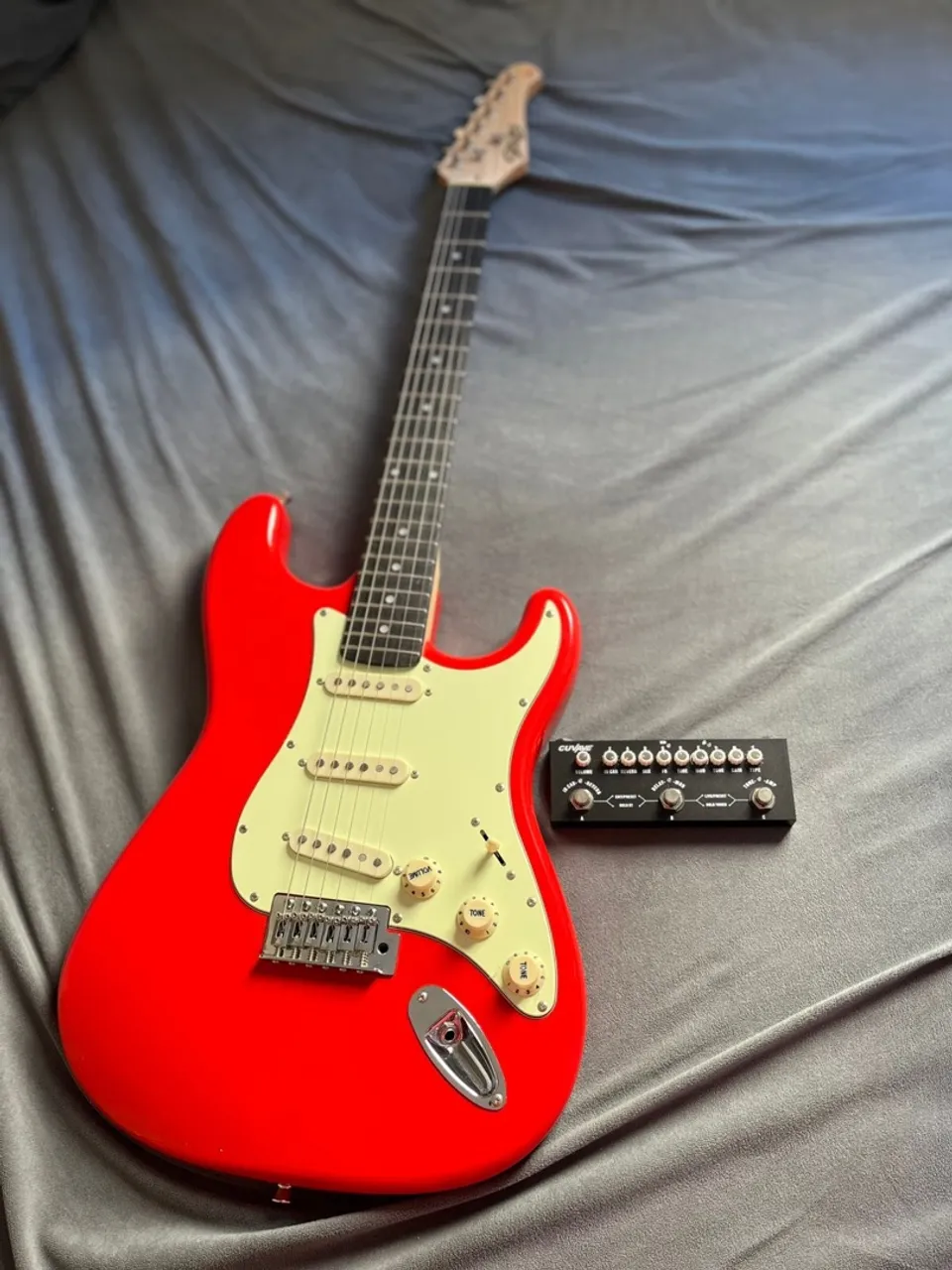 Guitarra Stratocaster Vermelha + Pedal de Efeitos