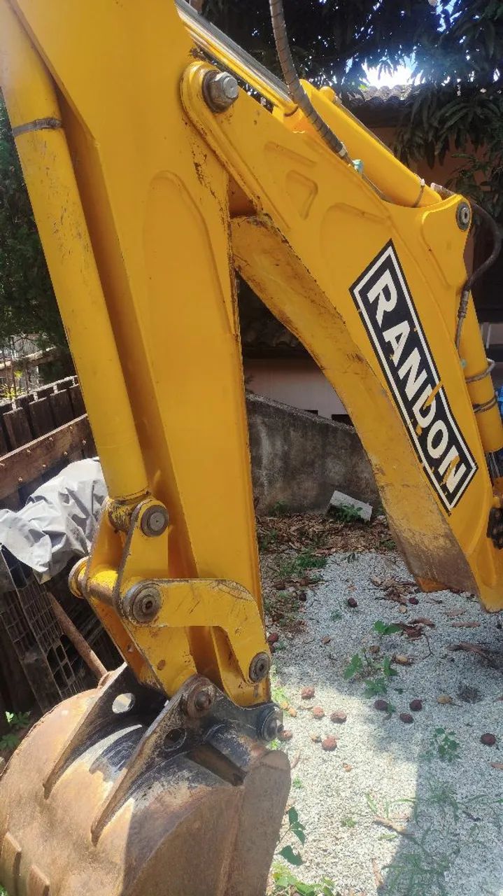 Retroescavadeira 2016 4x4 com ar poucas horas - Foto 6