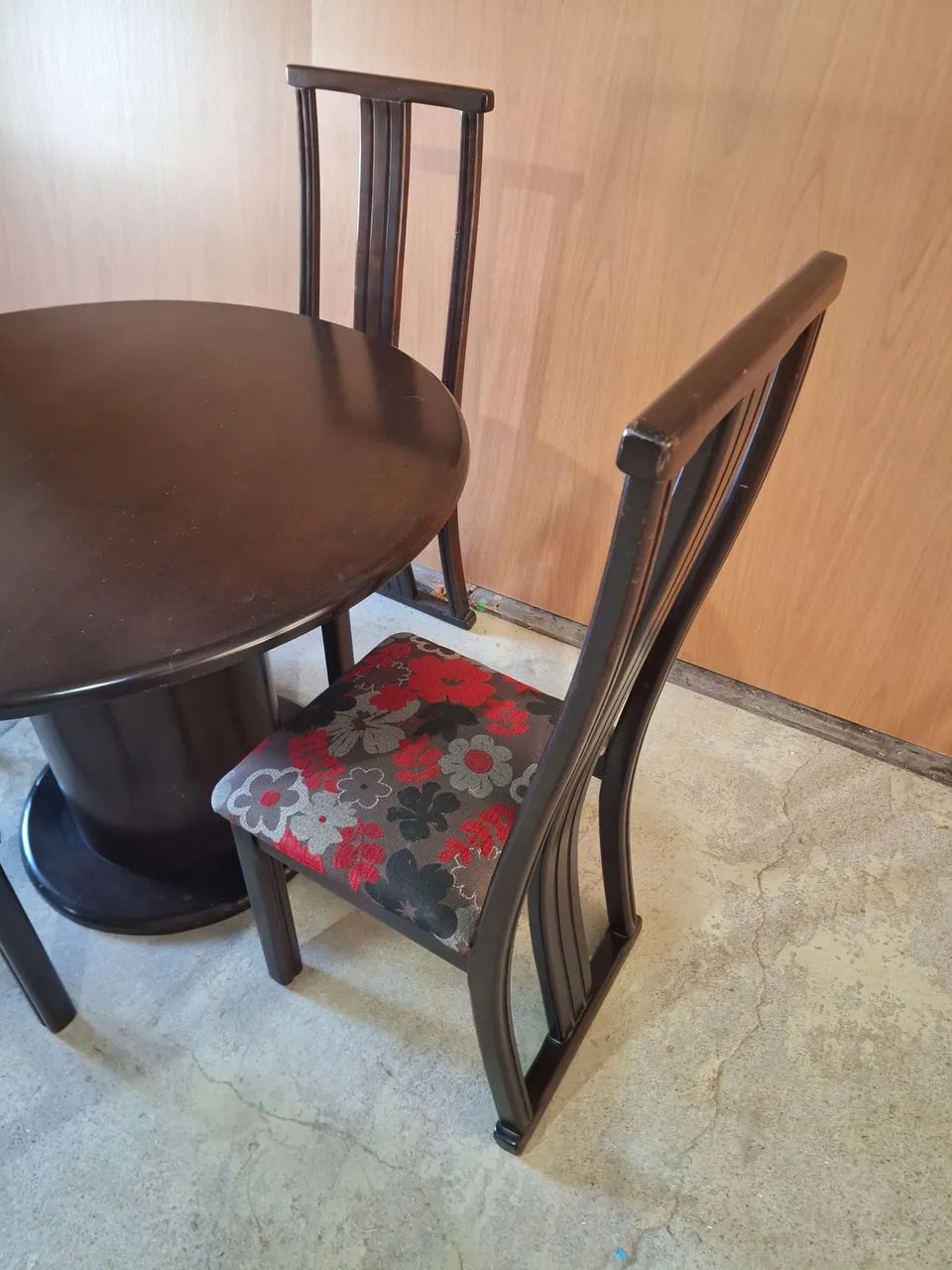 Mesa de Jantar Redonda em madeira com 4 cadeiras - Foto 3