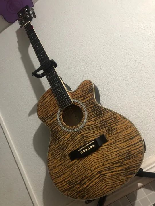Vendo violão novo, sem danos, com entrada pra caixa de som. Urgente