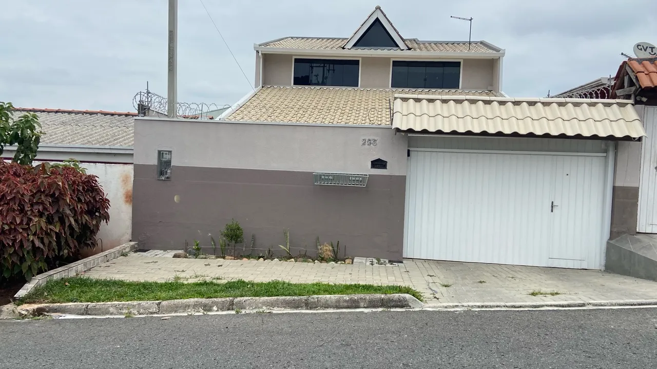Vende-se Sobrado mobiliado com três espaços para alugar
