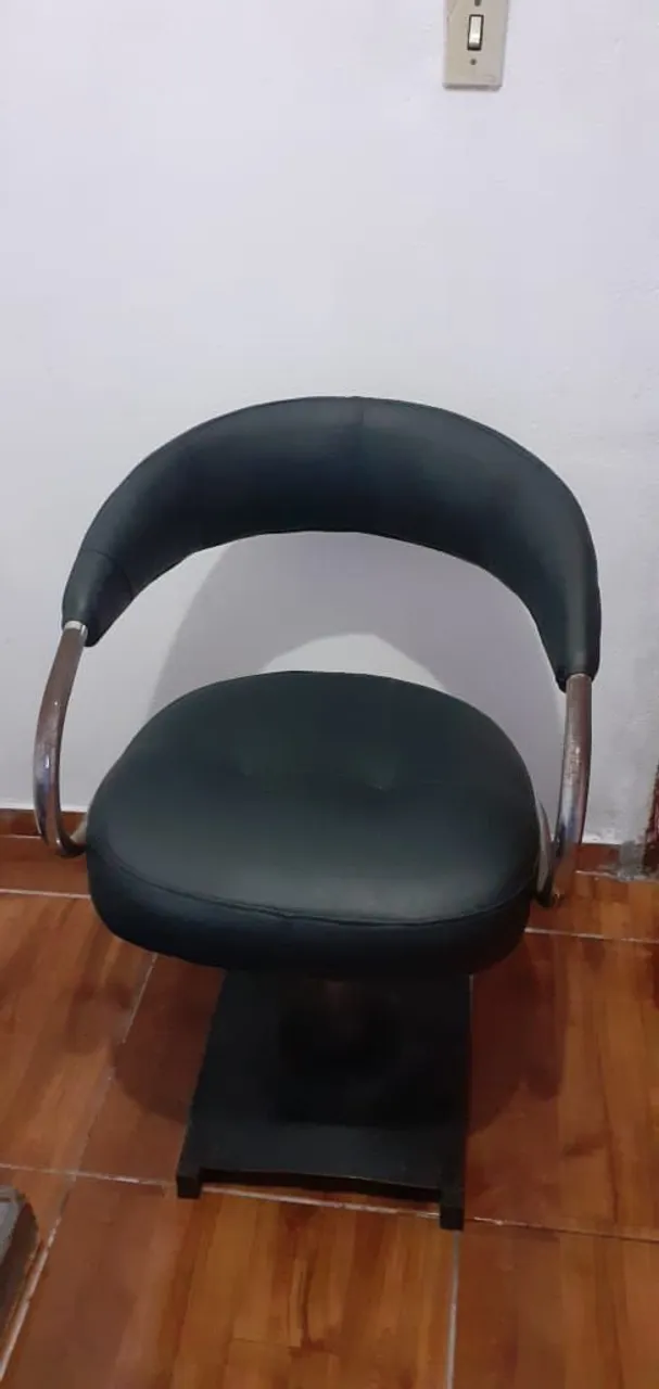 Cadeira Giratória e lavatório