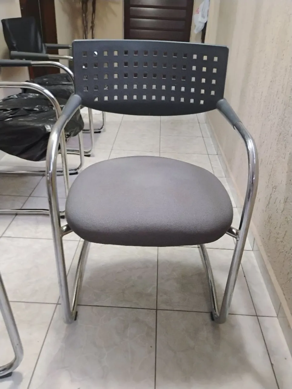 Cadeira Moderna em Metal e Estofado Cinza