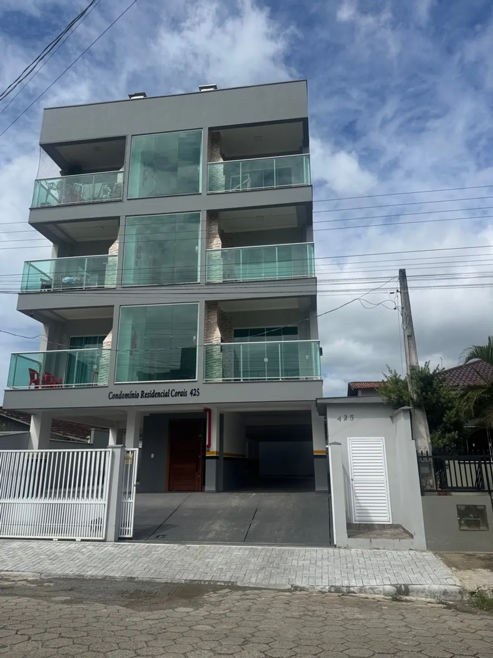 Alugo Apto 3 quartos 2 banheiros com garagem em Itajuba Barra Velha