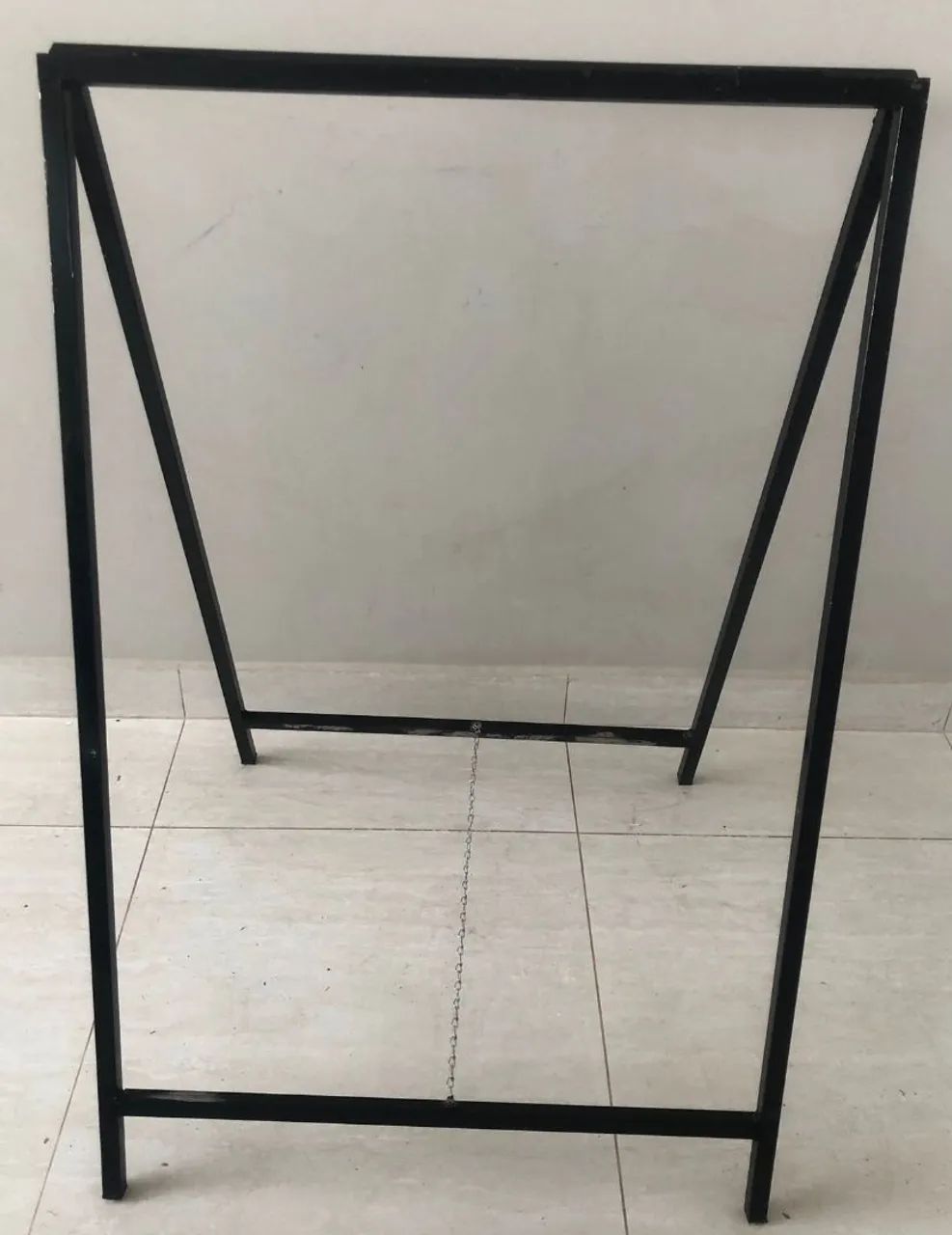 Cavalete em metal em excelente estado 