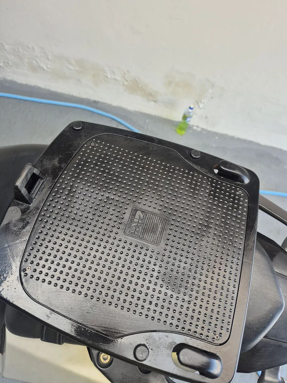 Baú Givi 46 litros e base Givi. - Foto 4