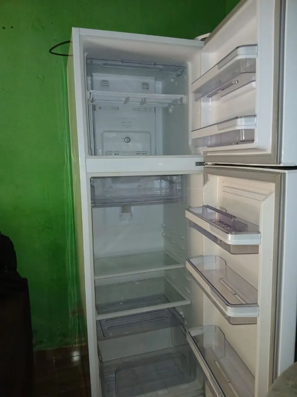 Geladeira Eletrolux bem conservada 