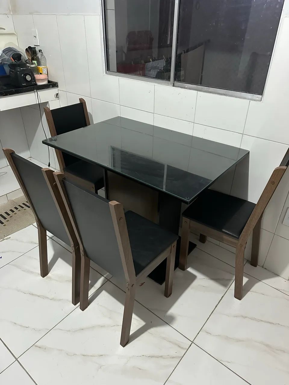 Mesa de jantar com cadeiras - 4 lugares