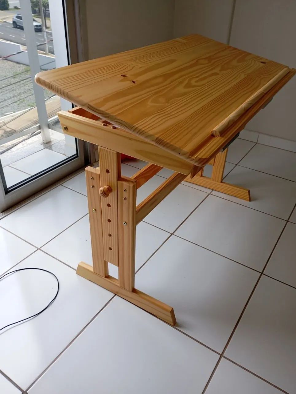 Escrivaninha/ prancheta de madeira - Foto 2