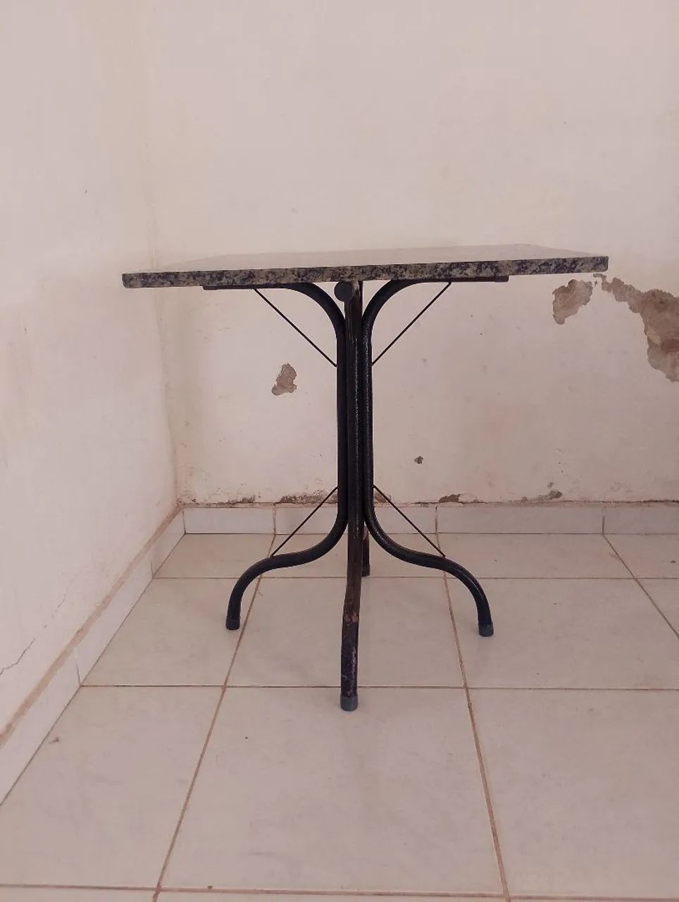Mesa sem cadeiras 