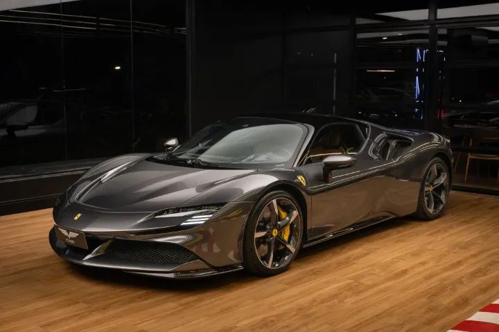 Ferrari SF 90 Stradale 4.0 V8 Bi-turbo (híbrido) 2021