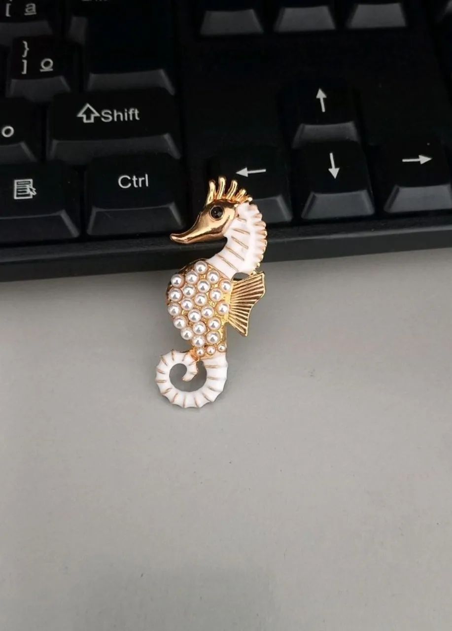 Broche de Cavalo Marinho Branco com Pérolas (novo) - Foto 5