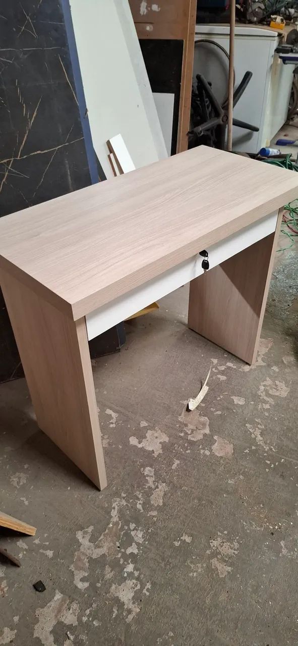 Escrivaninha / mesa com gaveta e chave  - Foto 2