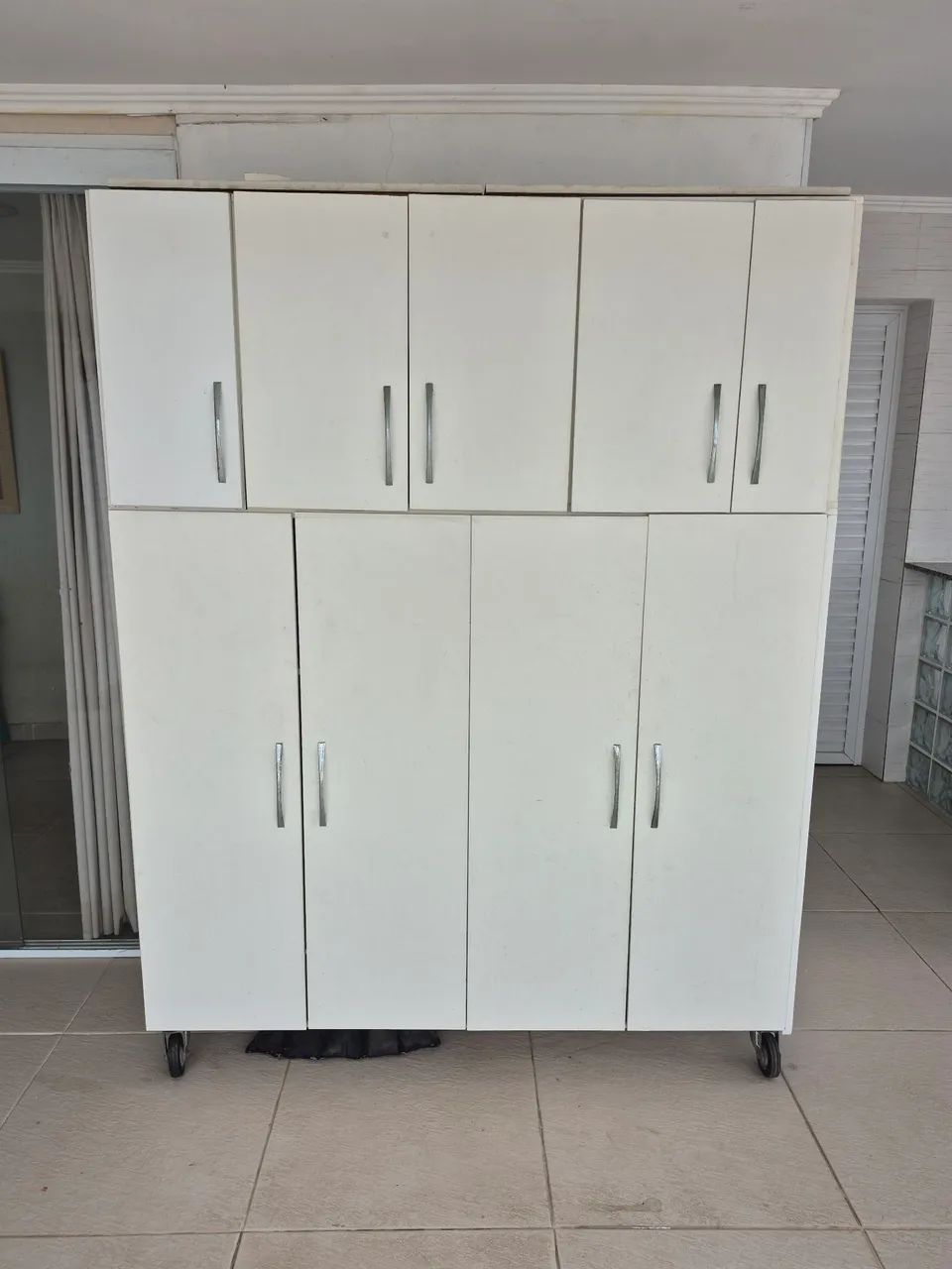 Armário com rodas