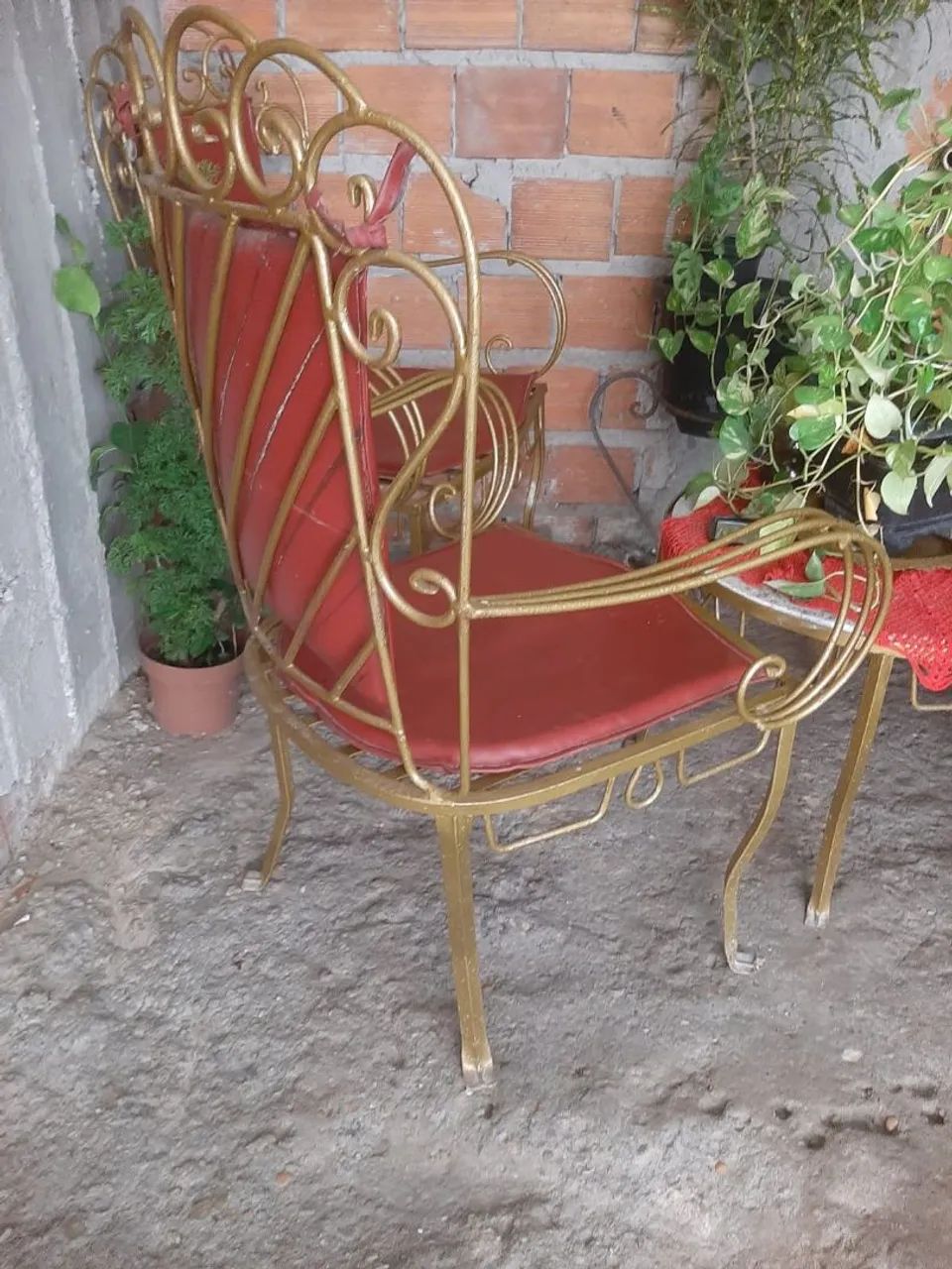Vendo um lindo conjunto de mesa de ferro antiga 