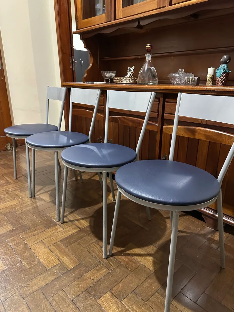 Kit 4 Cadeiras de Jantar Estofadas Redondas - Foto 5