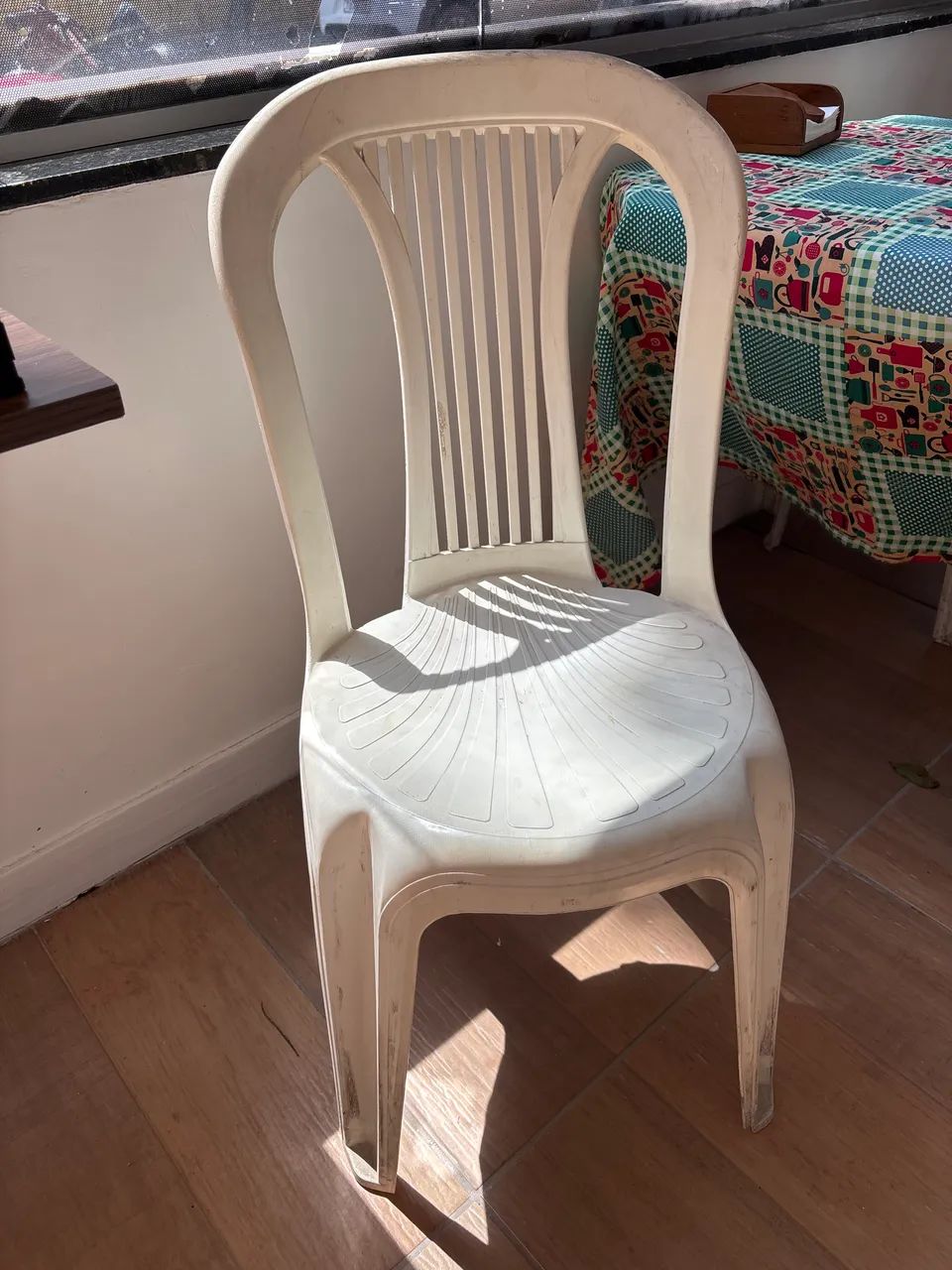 Cadeira Bistrô Branca de plástico 