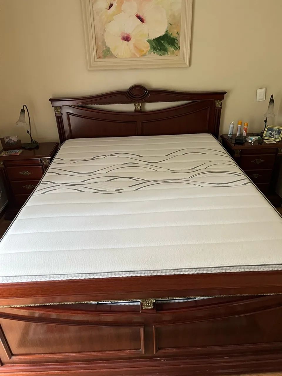 Conjunto cama e mesa de cabeceira 