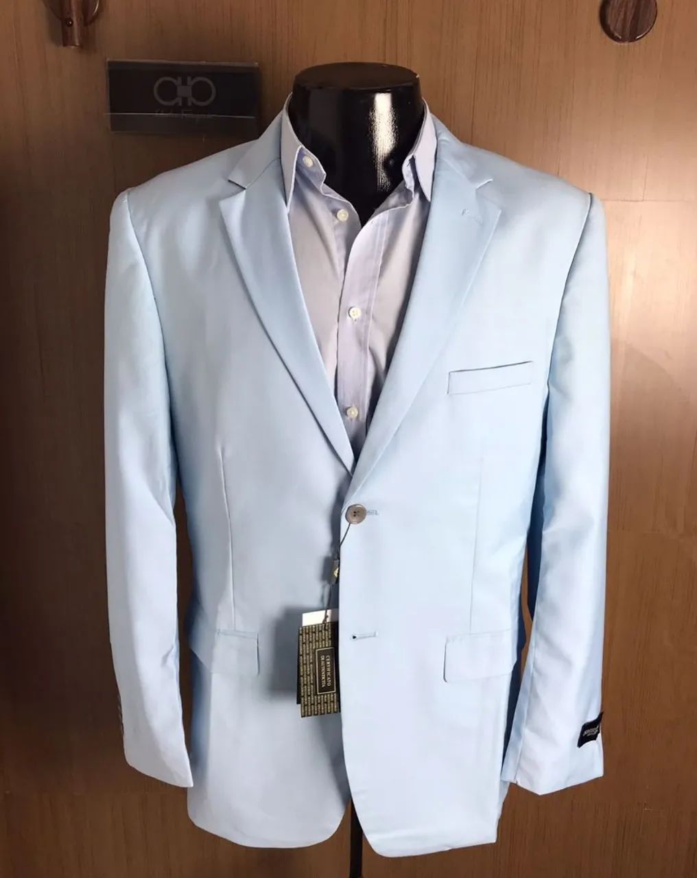 Terno Giorgio Armani azul claro.