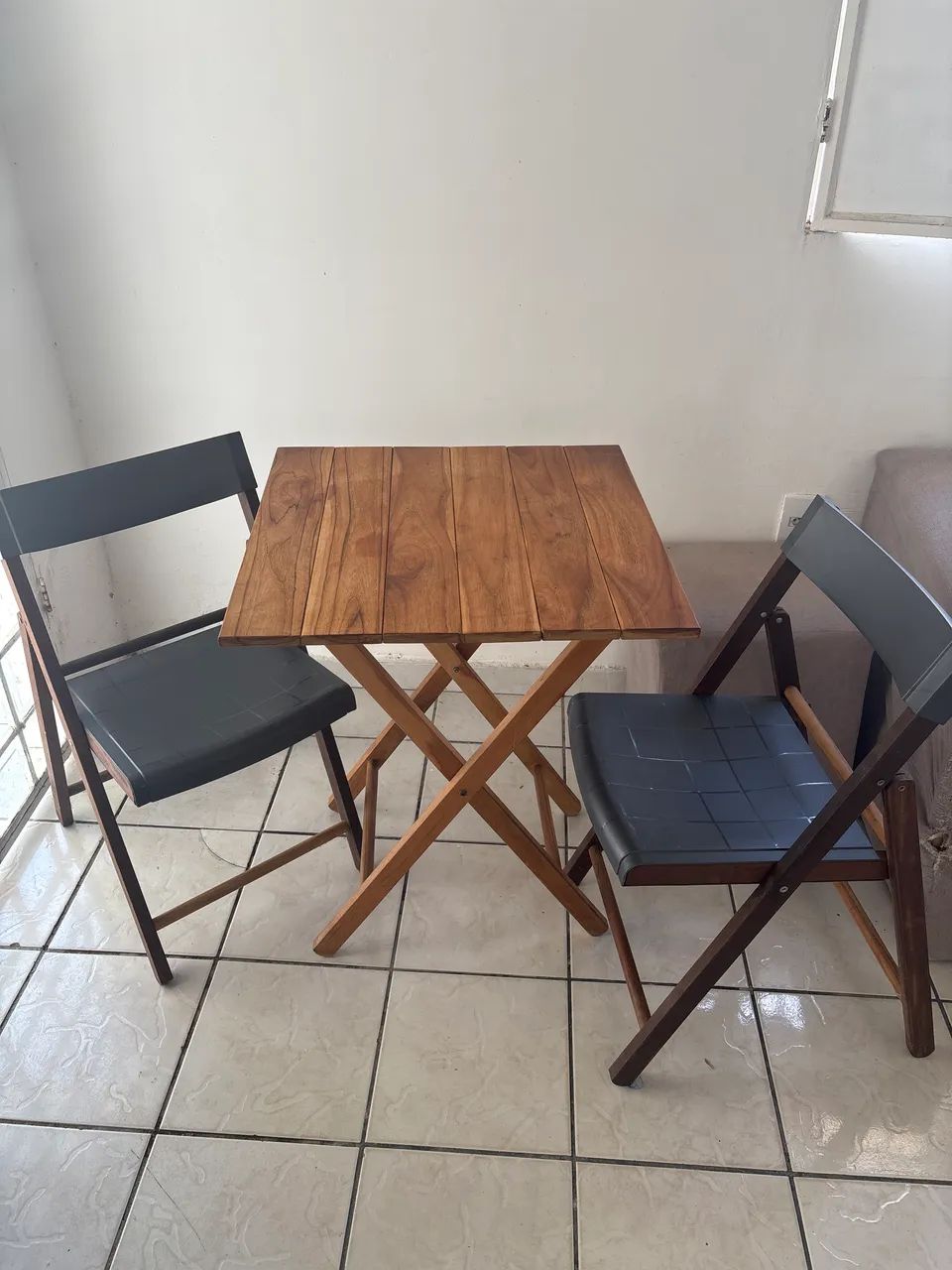 Mesa dobrável com 2 cadeiras 
