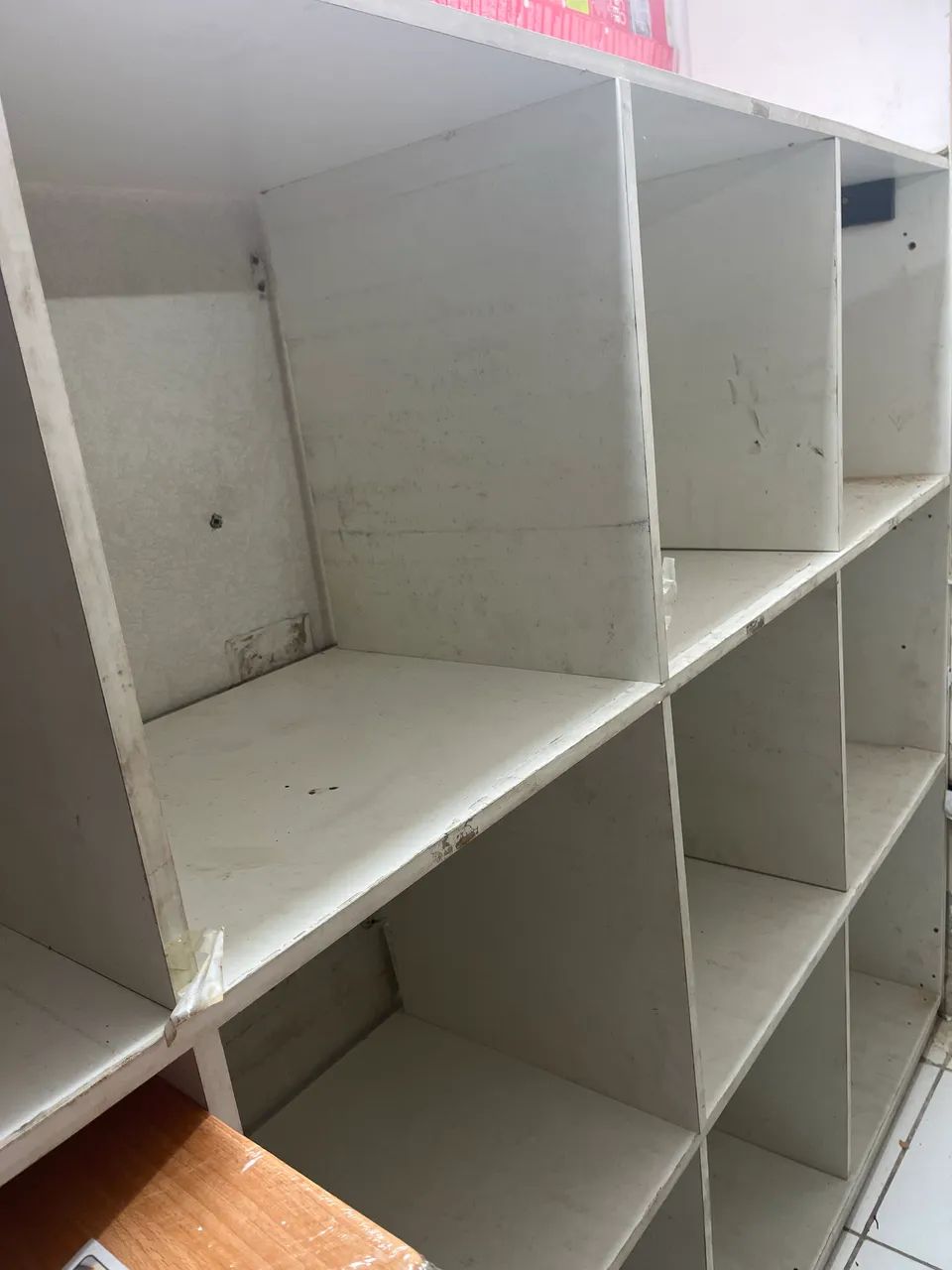 Prateleiras tipo nichos para loja ou deposito 