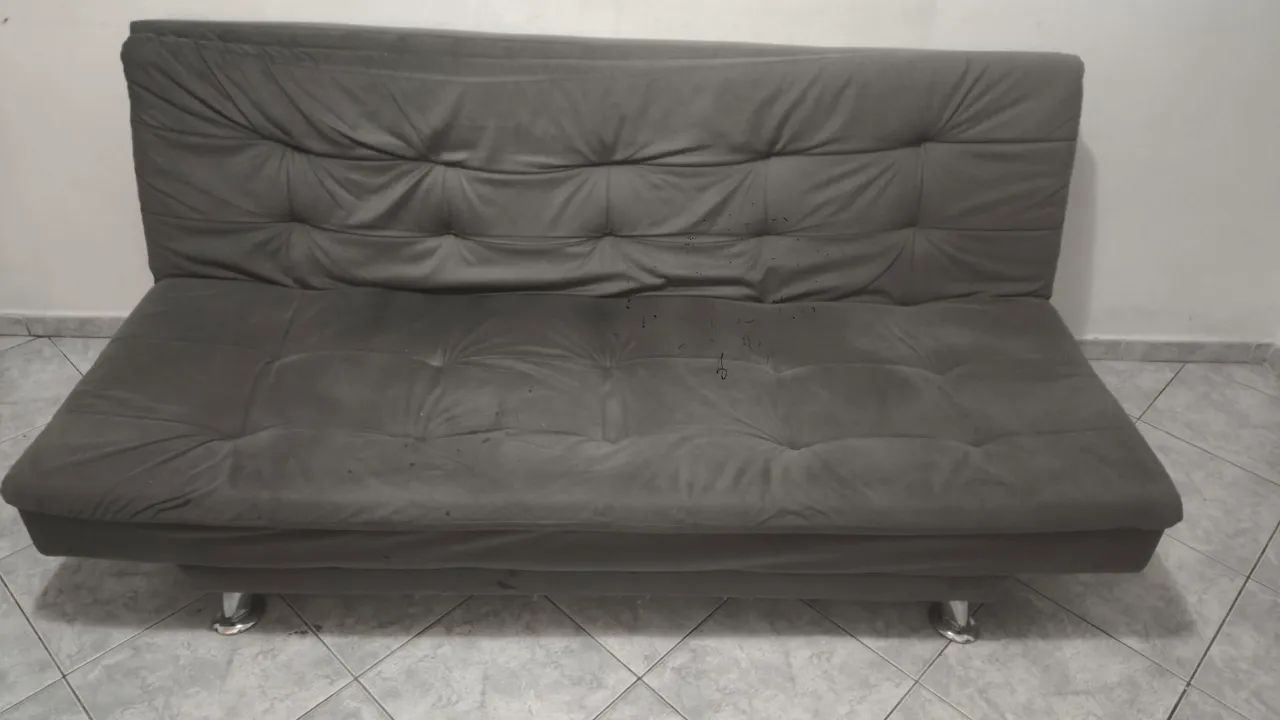 Sofá cama cinza reclinável de suede417563148645181440