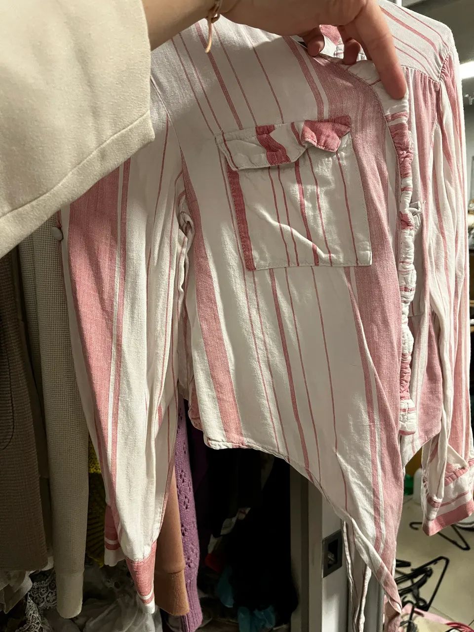 Camisa blusa social cropped com bolsos e botões  - Foto 2