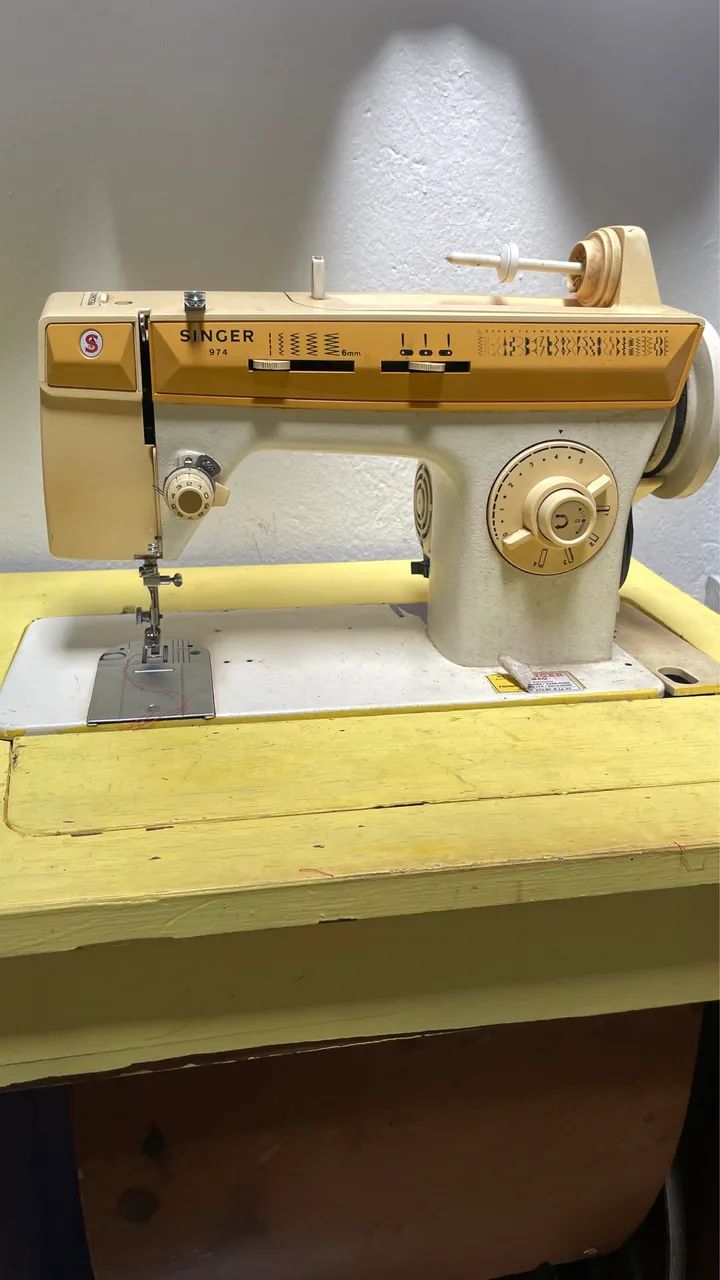 Máquina de costura e mesa