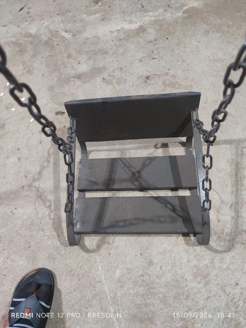 Dois balanço de metal 