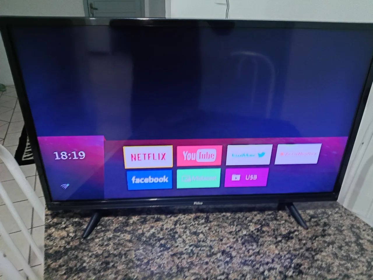 Vendo uma TV esmart 32 polegadas da Philco Seme nova bem conservada tem pezinho e  - Foto 3