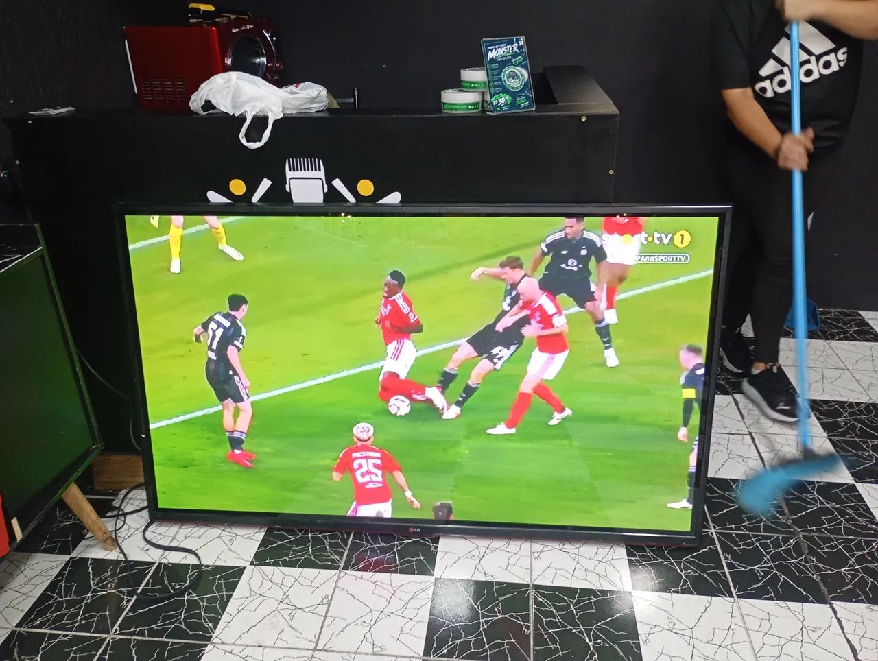 Vendo tv LG 65 polegadas top de linha em estado de nova conforme fotos obs não e smartv  - Foto 4