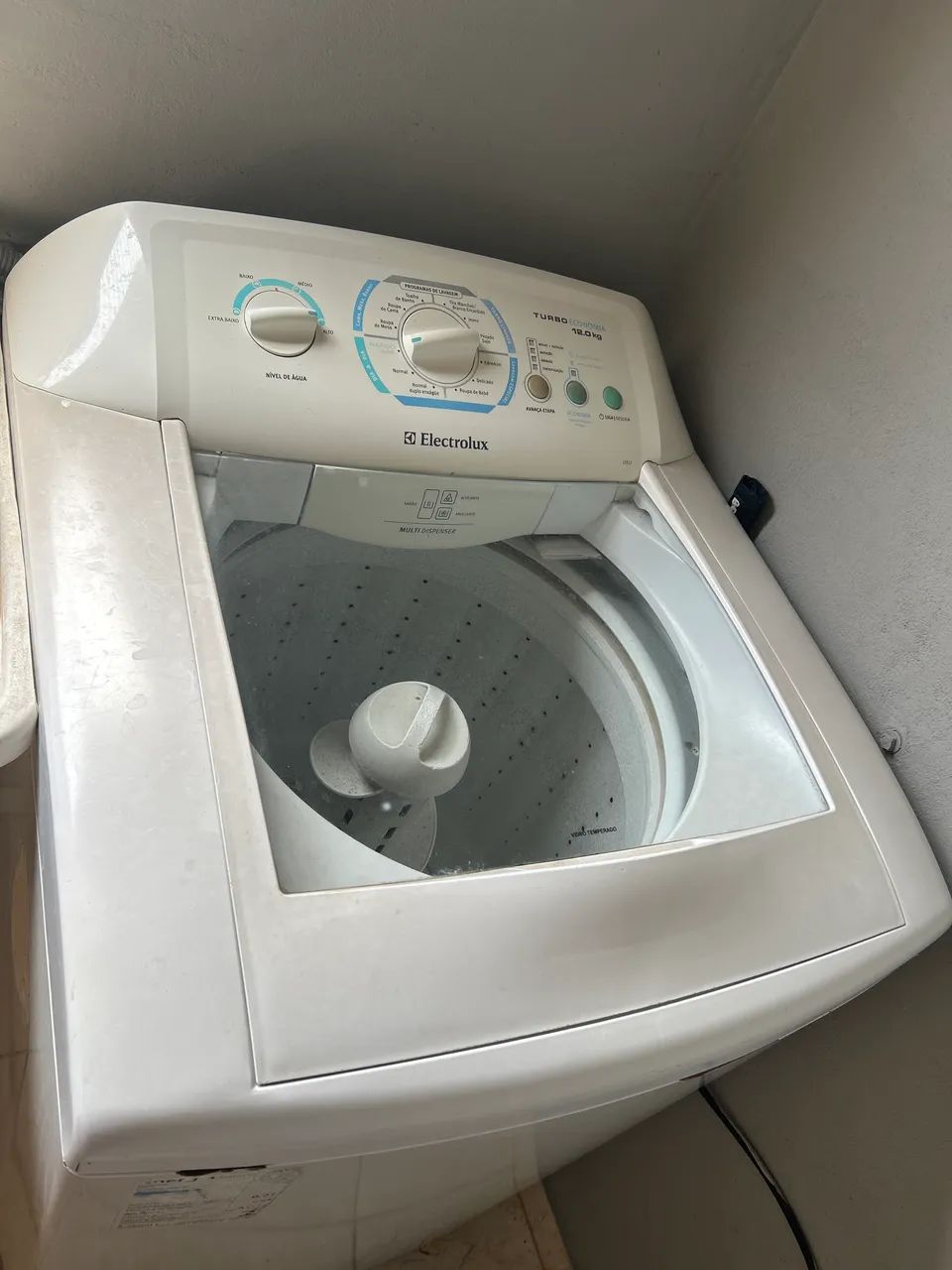 MÁQUINA FUNCIONANDO ELETROLUX 12 kls lava e centrifuga normalmente 