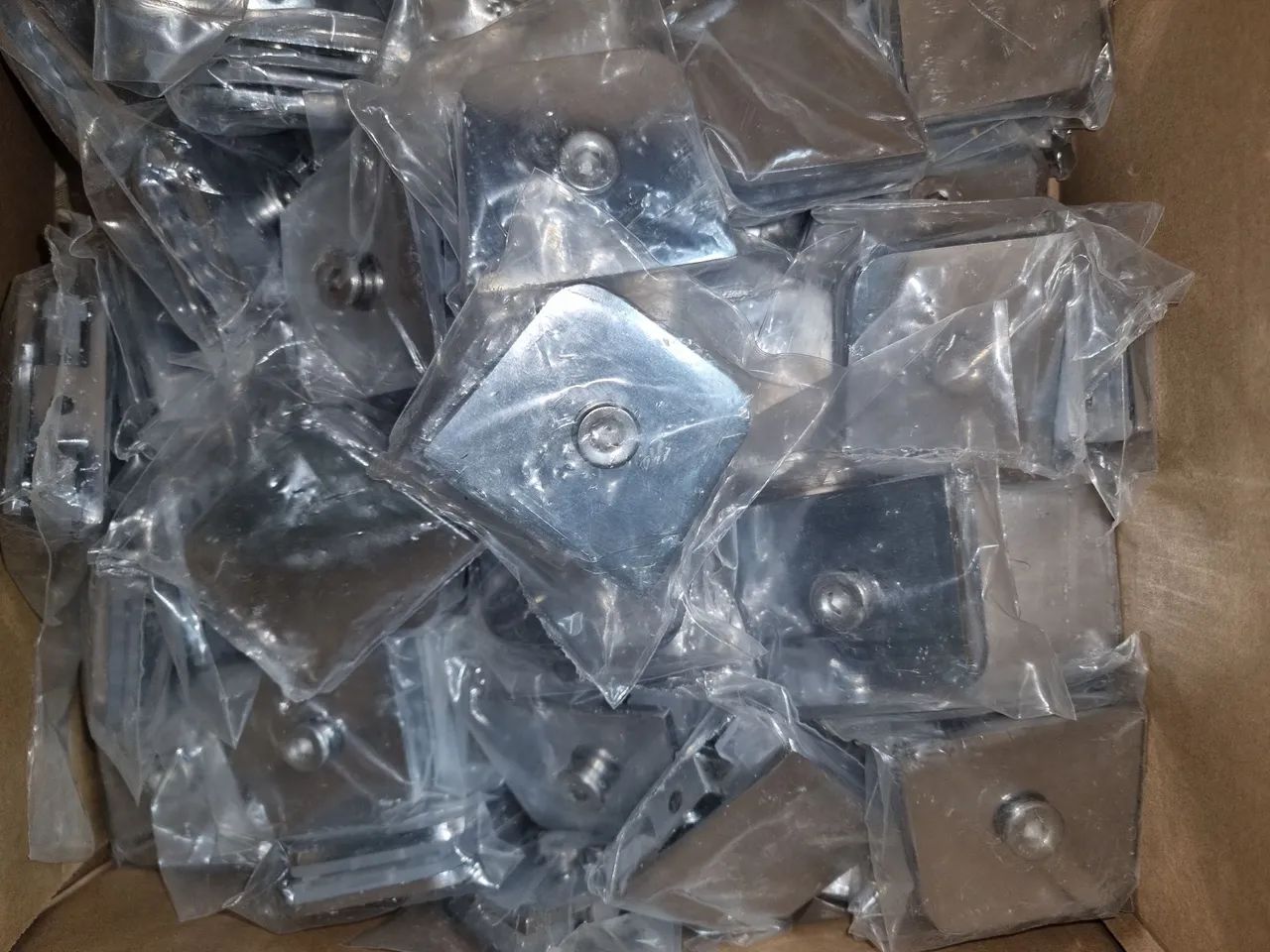 Vendo 50 presilhas ZAMAC cromados - Foto 3