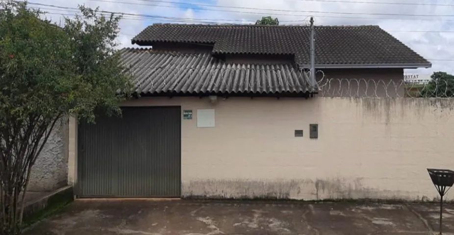 CASA COM ÓTIMA ESTRUTURA E QUINTAL GRANDE