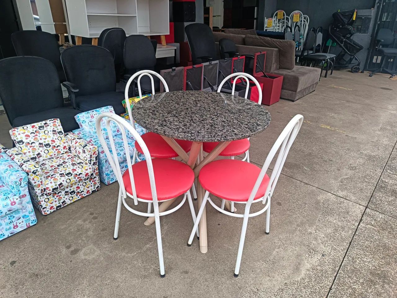 Mesa de mármore com quatro cadeiras seminova conservada