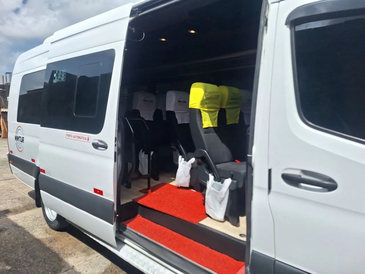 Serviço de aluguel de van comporta 20 passageiros  - Foto 2