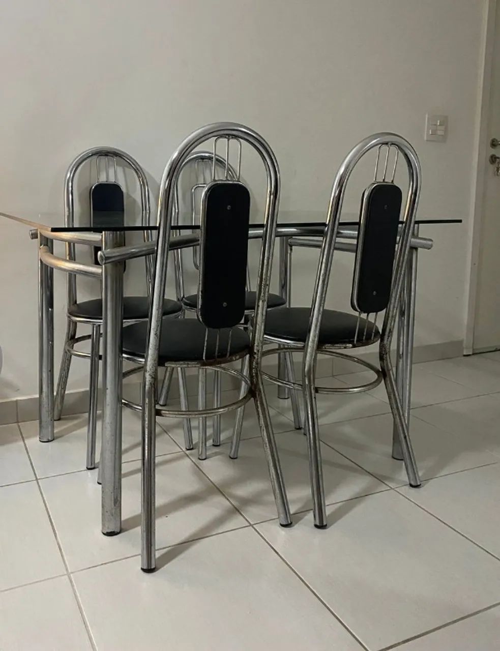 mesa de jantar cromada com tampo de vidro e quatro cadeiras (usada)