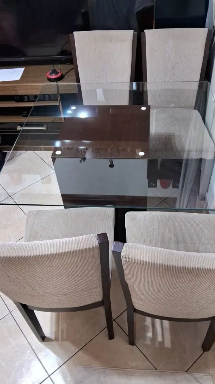 Mesa de vidro com 4 cadeiras em ótimo estado 